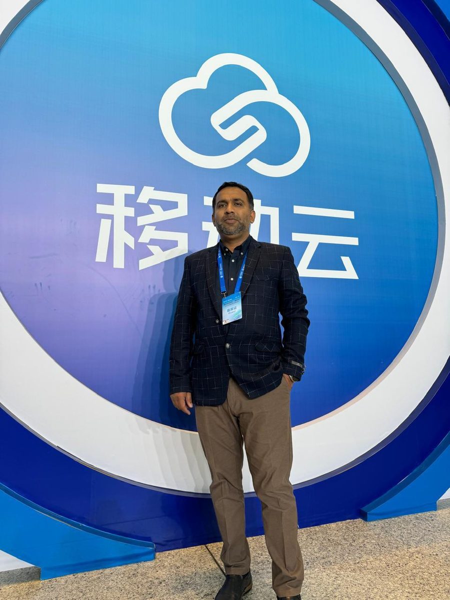 Sher Nabi Khan in front of the China Mobile Cloud logo